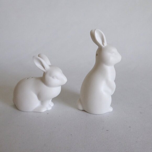 NEW HALLMARK BRAND PORCELAIN WHITE BUNNY RABBIT SALT & PEPPER SHAKER SET - Picture 2 of 8